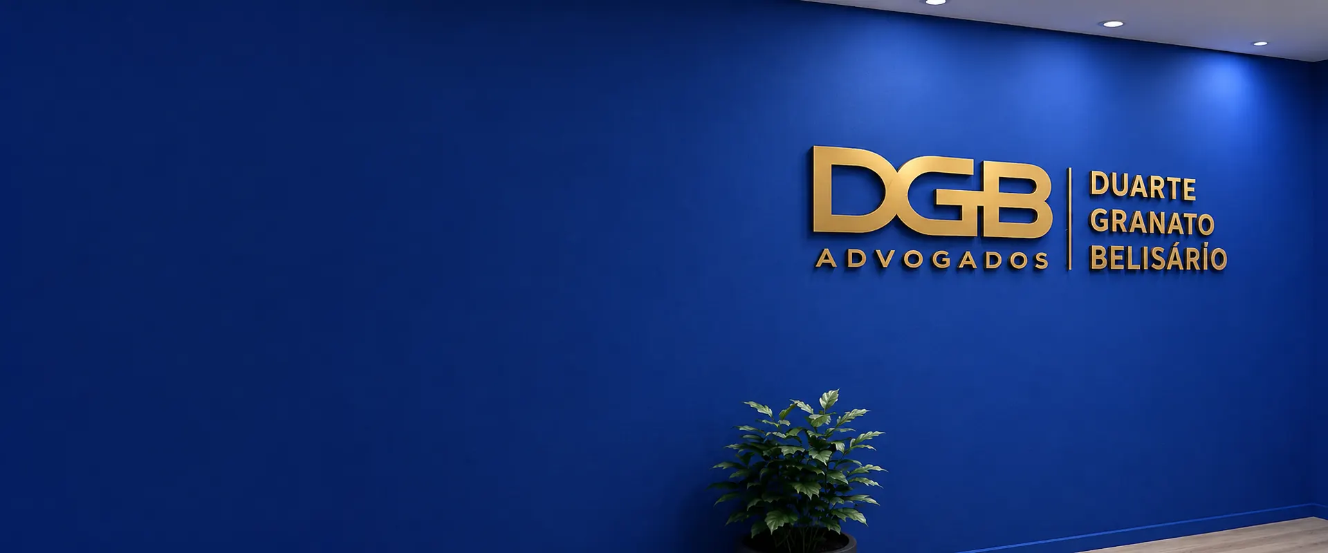 Recepção do escritório DGB Advogados com o logotipo dourado na parede azul