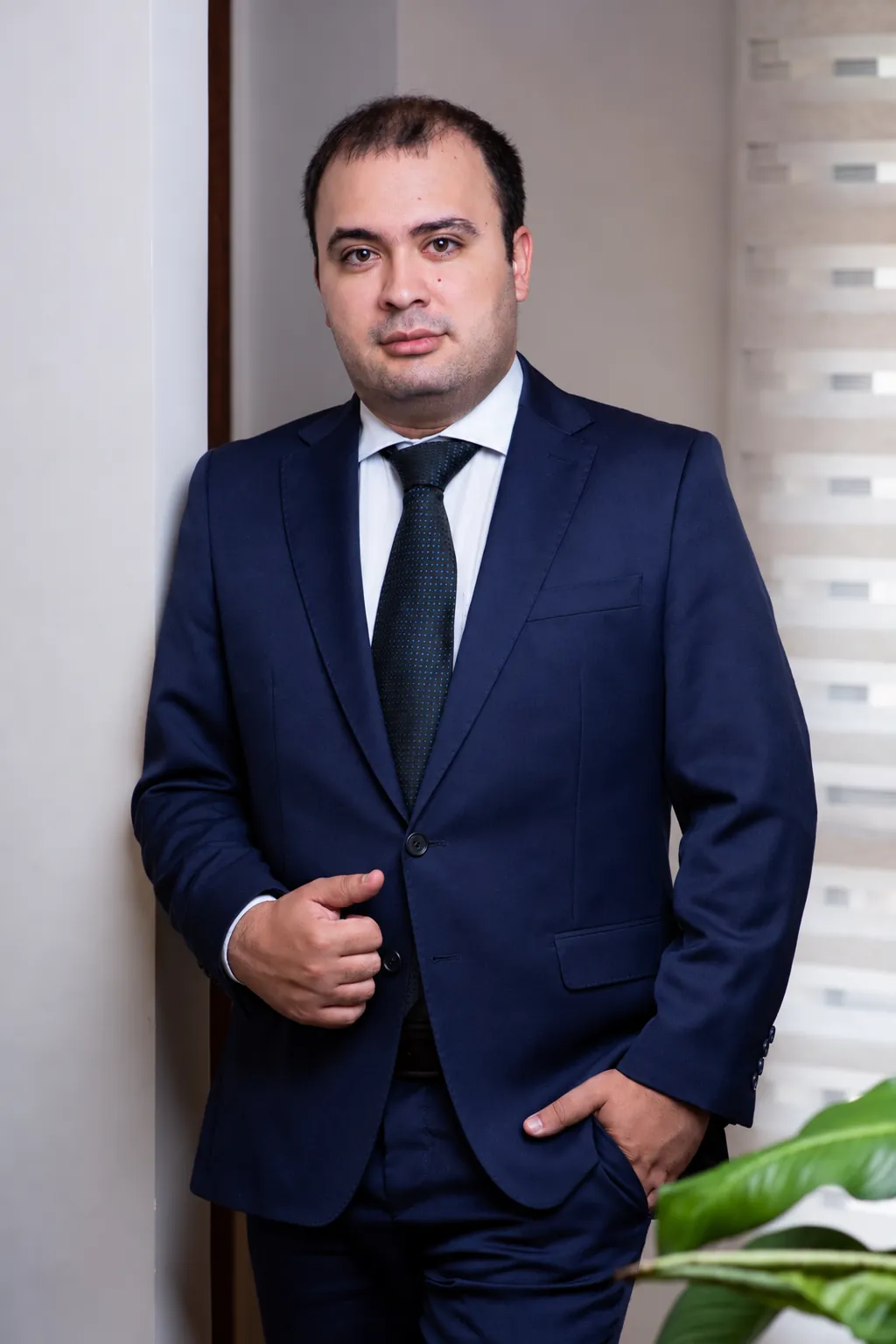 Sócio da DGB Advogados de terno azul